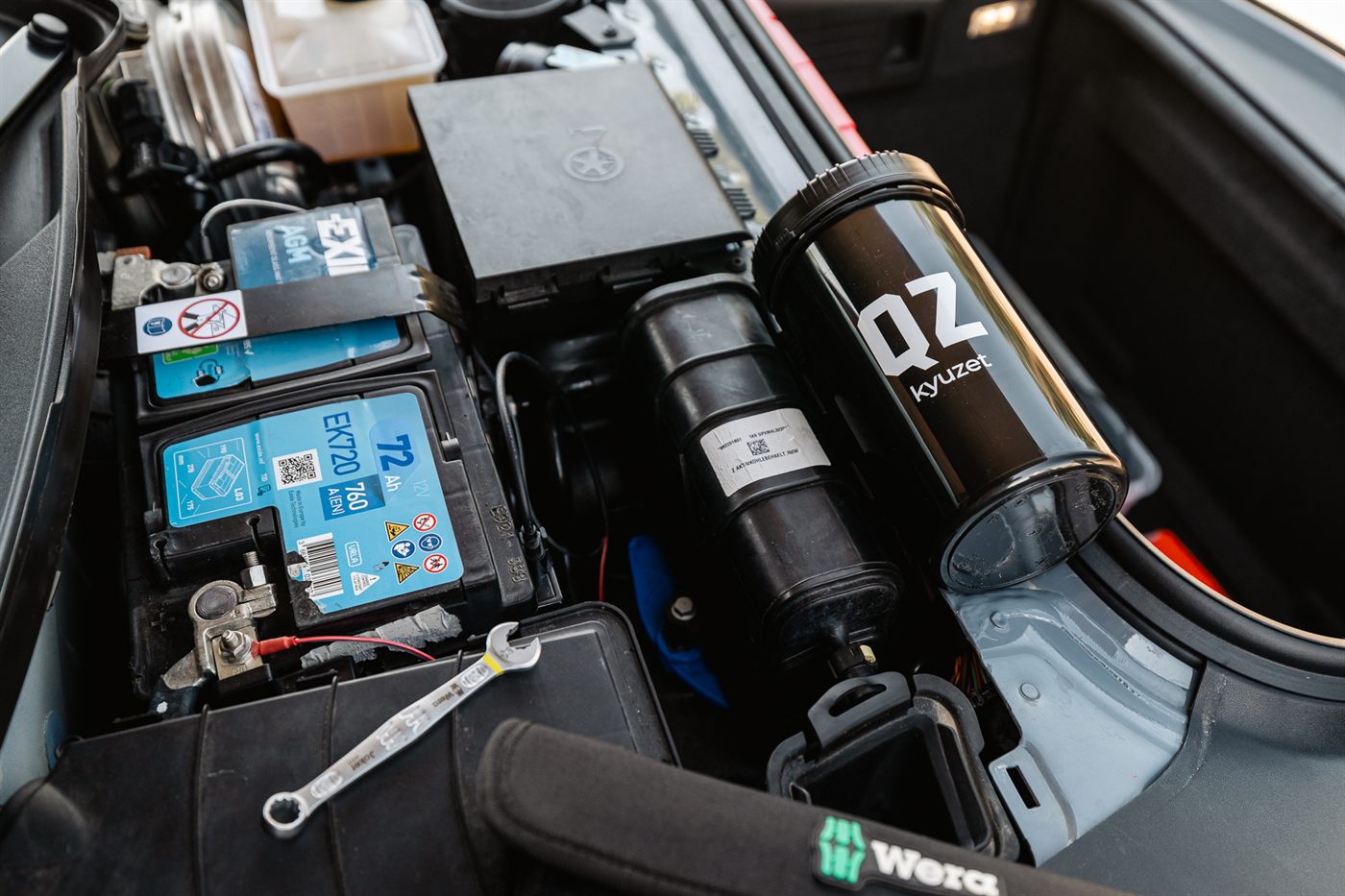 Zariadenie QZ pripojené k 12V AGM batérii v motorovom priestore